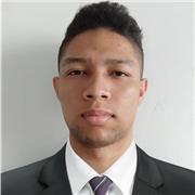 Profesor de música con experiencia en enseñar con jóvenes y adolescentes